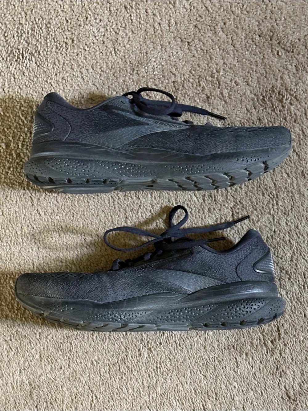 Womens  Brooks black Running Sneakers